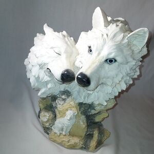 Wolf Statute Three White Albino Wolves 3-D Effect Beautiful Piece